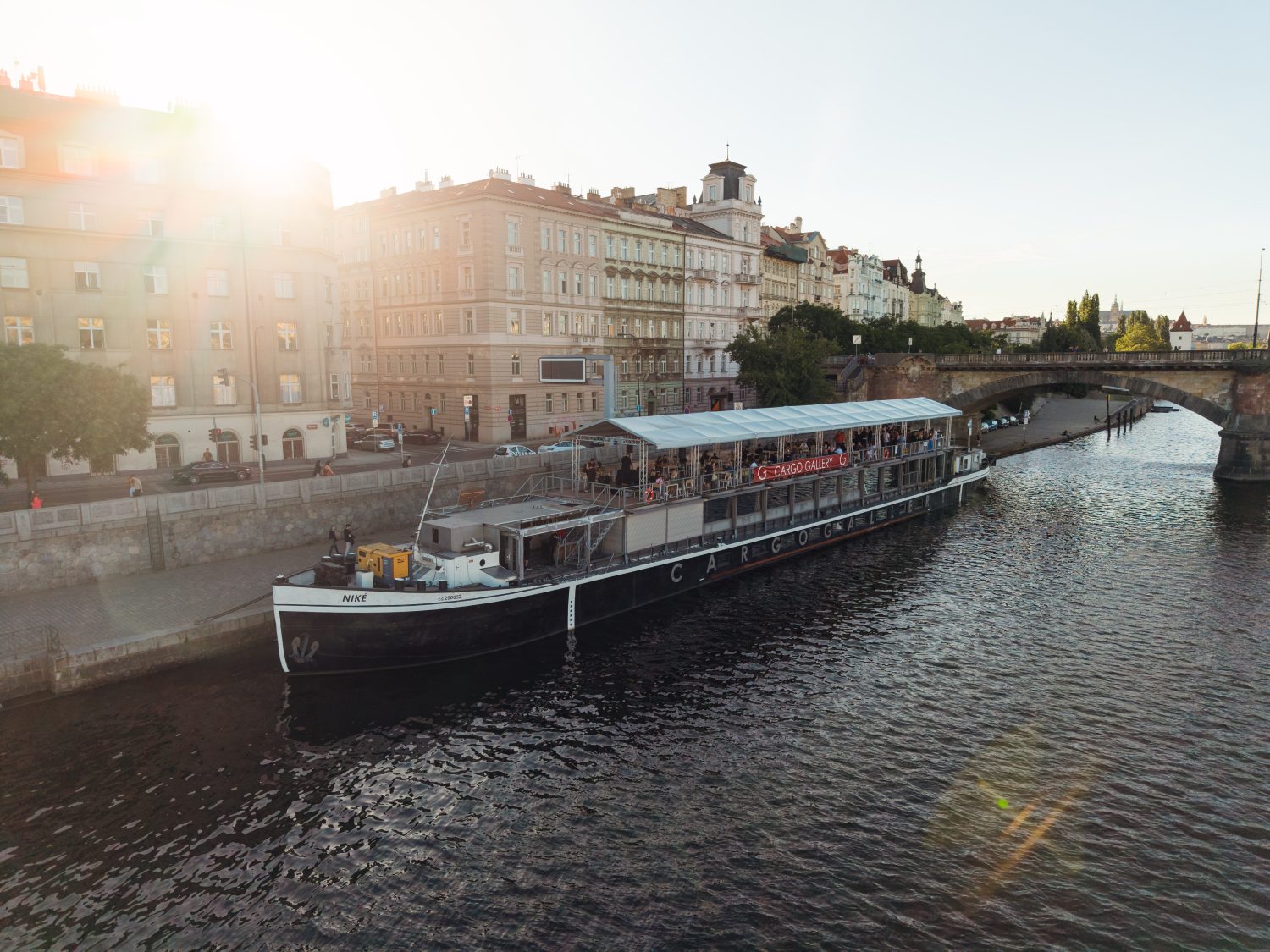 Paluba: bar — Cargo Gallery, Praha